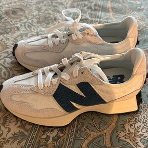 New Balance 327 Sneakers.